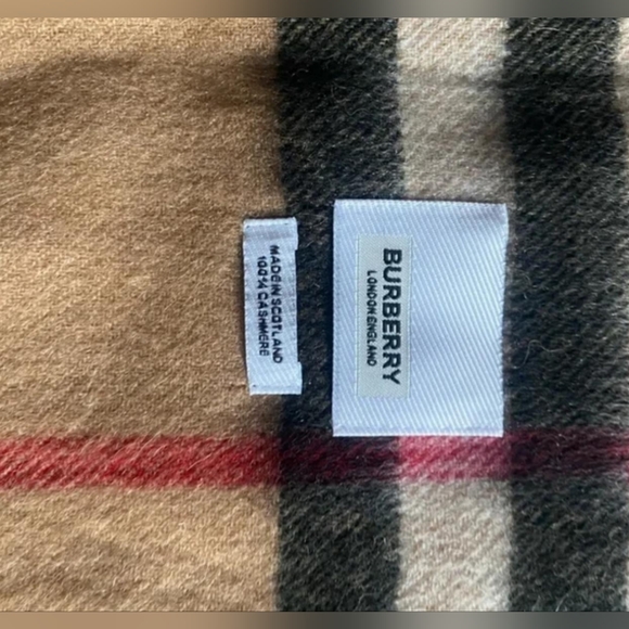 Burberry scarf - Picture 2 of 3